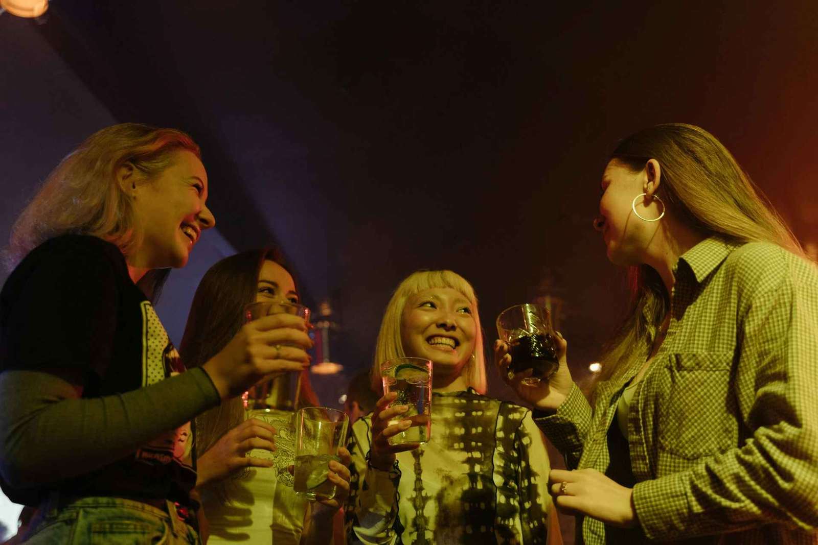Pub crawl ai Navigli di Milano con guida locale