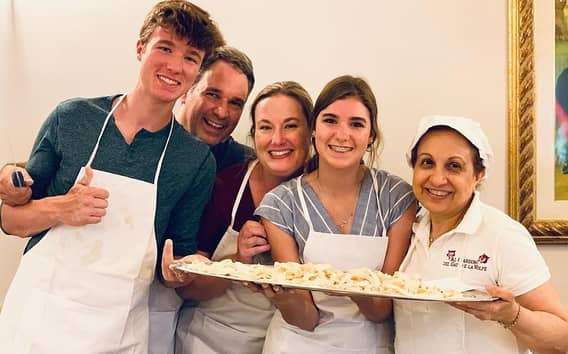 Milan: Pasta and Tiramisu Cooking Class with Wine