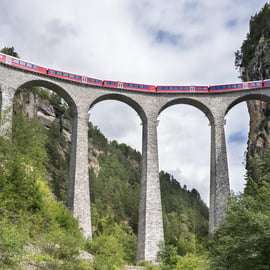 Milano till de schweiziska alperna: Sankt Moritz och det ikoniska röda Albula-tåget