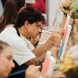 Paint and Sip a Milano: pittura su tela con vino e stuzzichini