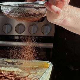 Aula de tiramisù em Milão com cafeteira moka e chef