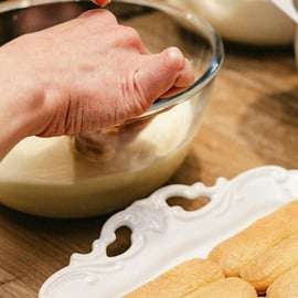 Aula de tiramisù em Milão com cafeteira moka e chef