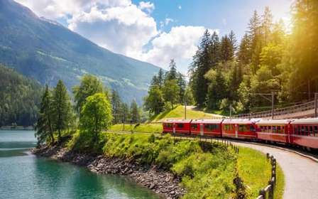 Von Mailand aus: St. Moritz & Alpen Tagestour mit dem Bernina Red Train