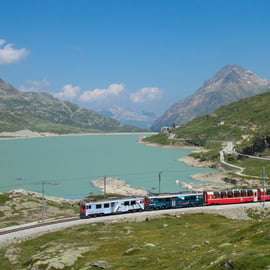 Da Milano: Treno Bernina Express e tour di St. Moritz in autobus