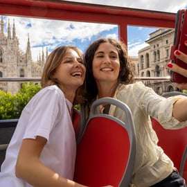 Hop-on-Hop-off-Bus Mailand: vier Linien mit Audioguide