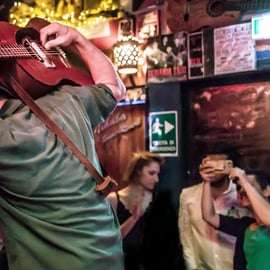 Pub crawl ai Navigli di Milano con guida locale