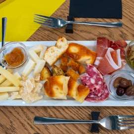 Degustação de vinhos em Milão com tábua gourmet