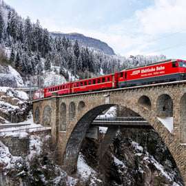 Milano till de schweiziska alperna: Sankt Moritz och det ikoniska röda Albula-tåget