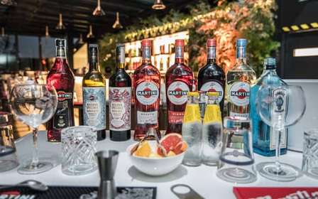 Cocktailworkshop in Navigli Milaan met aperitiefhapjes